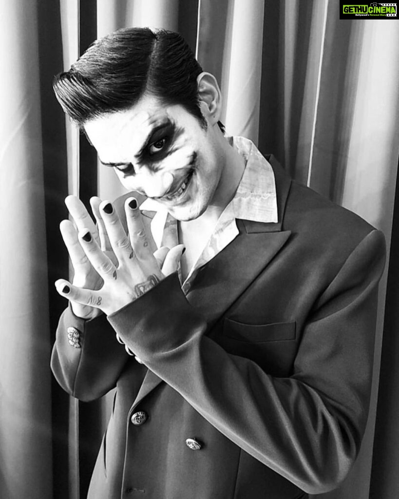 Prateik Babbar Instagram - #boo 🃏 “ they laugh at me because i’m different.. i laugh at them because they’re all the same “ - the joker happy halloween 🃏 Happy Halloween