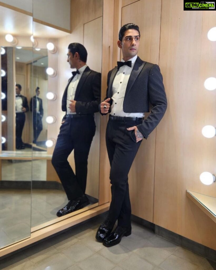Prateik Babbar Instagram - about last night 🖤 for the #FilmfareAwards2022 🖤#Wolf777NewsFilmfareAwards #2022 🖤 wearing maestro @shahabduraziofficial & shoes by @louboutinworld 🔥🖤 styled by the genius @rahulvijay1988 & my superstar @tanster24 🔥🖤 shoutout to my glam team & dream team @kajol_kanther @kaustubhpevekar @pushkar_soni4777 we clean up good! 🔥🖤 thank you all for making me look & feel like a zillion bucks! ❤️ p.s. - i love you @jiteshpillaai & team #filmfare @anewradha ❤️ thank you for having me! ❤️ @filmfare 🖤❤️