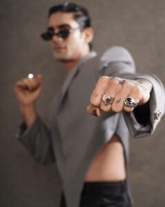 Prateik Babbar Instagram - @gq 🖤

you know how we do❕

jacket : @alterx.x 
shoes : @voganow 
shades : @calvinklein 
jewels : @alexandermcqueen @harleydavidson 

styled by my genius brotha @rahulvijay1988 & yours truly 🖤

shoutout❕my glam dream team❕
hair : @kaustubhpevekar @kaustubh_pevekar 
makeup : @kajol_kanther @makeupbykanther 
bts : @pushkar_soni4777 

photographed by ace @montypanesarphotography 🙏🏽

#GQMOTY2022 @gqindia 🖤
