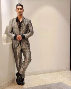 Prateik Babbar Instagram - about that night for #GqBestDressed2022 🖤

outfit by maestros : @rajeshpratapsinghworks & @rohitgandhirahulkhanna 🖤
shoes : @louboutinworld 
jewellery : @harleydavidson 

styled by my genius brotha @rahulvijay1988 🖤

shout out to my glam dream team 🖤
makeup : @kajol_kanther @makeupbykanther 
hair : @kaustubhpevekar 
photography : @pushkar_soni4777 

@gqindia 🖤