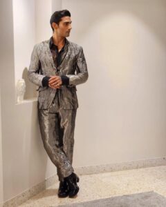 Prateik Babbar Instagram - about that night for #GqBestDressed2022 🖤

outfit by maestros : @rajeshpratapsinghworks & @rohitgandhirahulkhanna 🖤
shoes : @louboutinworld 
jewellery : @harleydavidson 

styled by my genius brotha @rahulvijay1988 🖤

shout out to my glam dream team 🖤
makeup : @kajol_kanther @makeupbykanther 
hair : @kaustubhpevekar 
photography : @pushkar_soni4777 

@gqindia 🖤