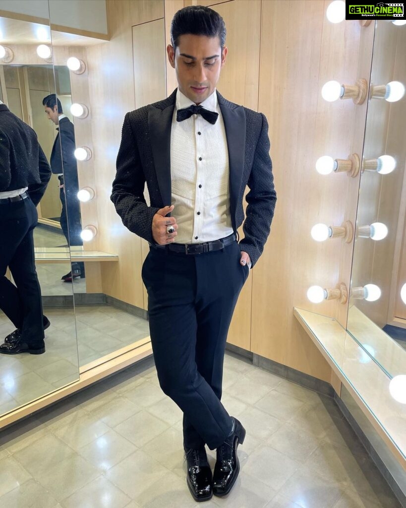 Prateik Babbar Instagram - about last night 🖤 for the #FilmfareAwards2022 🖤#Wolf777NewsFilmfareAwards #2022 🖤 wearing maestro @shahabduraziofficial & shoes by @louboutinworld 🔥🖤 styled by the genius @rahulvijay1988 & my superstar @tanster24 🔥🖤 shoutout to my glam team & dream team @kajol_kanther @kaustubhpevekar @pushkar_soni4777 we clean up good! 🔥🖤 thank you all for making me look & feel like a zillion bucks! ❤️ p.s. - i love you @jiteshpillaai & team #filmfare @anewradha ❤️ thank you for having me! ❤️ @filmfare 🖤❤️