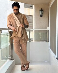 Prateik Babbar Instagram - easy breezy 🤎

styling : @kajol_kanther 
outfit : @sulakshanamonga 
photography : @framingframesbyps @pushkar_soni4777