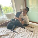 Prateik Babbar Instagram – morning routine.. 🤍 Chicos Bed!!