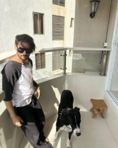 Prateik Babbar Instagram - catching my light.. ☀️

#2023 #HomeBound #NoFilter 🔱