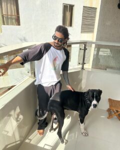 Prateik Babbar Instagram - catching my light.. ☀️

#2023 #HomeBound #NoFilter 🔱