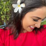 Pratheeksha G Pradeep Instagram - 🌼❤️ #song #flower #red #white #pic