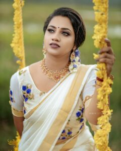 Pratheeksha G Pradeep Instagram - 💜
.

Makeup&Hair💄:@vanvis_makeup_artistry

Costume👗 :@for_ever_designs

Flower🌸:@blackgold_designingstudio

Camera📸:@nbn_uthradam_

Edits📸:@sam_retouch

Special thanks to @itz_me_vivek_v_raj_rwh @rajanwatchhouse
