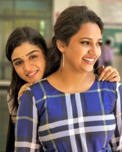Pratheeksha G Pradeep Instagram - You are not alone,
and I am not alone. 
we are in a sisterhood,together,
and we can make it!🫶🏻💙🔥
.
.
📸 @sabuvargheseofficial☺️ 
#mounaragam #asianet #actors