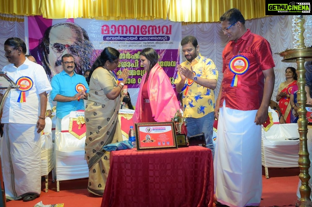 Pratheeksha G Pradeep Instagram - Blessed..!!🙏🏻🙏🏻 It was really a honourable moment for me..!! Receiving BHARATHGOPI Award from Minister Chinchu Rani..!! Great love to that lovely audience…❤️❤️reverting back the love u all have given me..!!thanks alot❤️❤️ Thanku so much MANAVASEVA BHARATHGOPI WELFARE SOCIETY ..🙏🏻 Attingal