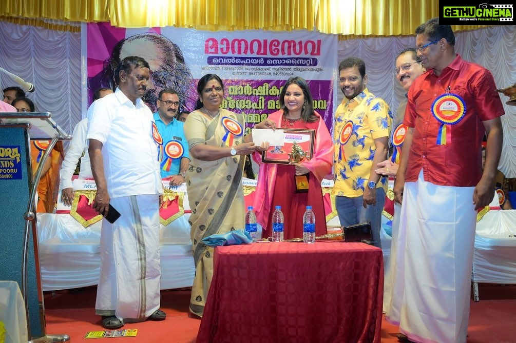 Pratheeksha G Pradeep Instagram - Blessed..!!🙏🏻🙏🏻 It was really a honourable moment for me..!! Receiving BHARATHGOPI Award from Minister Chinchu Rani..!! Great love to that lovely audience…❤️❤️reverting back the love u all have given me..!!thanks alot❤️❤️ Thanku so much MANAVASEVA BHARATHGOPI WELFARE SOCIETY ..🙏🏻 Attingal