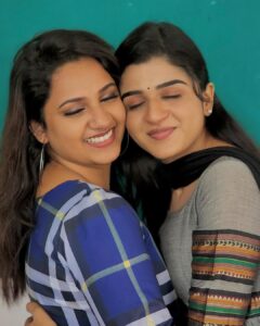Pratheeksha G Pradeep Instagram - You are not alone,
and I am not alone. 
we are in a sisterhood,together,
and we can make it!🫶🏻💙🔥
.
.
📸 @sabuvargheseofficial☺️ 
#mounaragam #asianet #actors