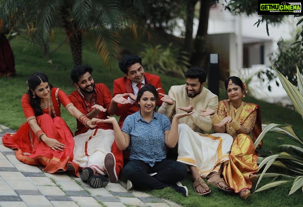 Pratheeksha G Pradeep Instagram - MOUNARAGAM…🥰😍🥰❤️ . . Pic @midhinlal @shriswetha_mahalakshmi @kalyan_khanna_ @kartikprasadofficial @naleef_gea @aishwaryaramsai #mounaragam #friendship #location #happy Thiruvananthapuram, Kerala, India