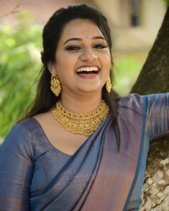 Pratheeksha G Pradeep Instagram - Smile 💙💜
.
.
Pic @itzme_allu 
Saree @collections.cathys 
Jewl @aswa_plaza_