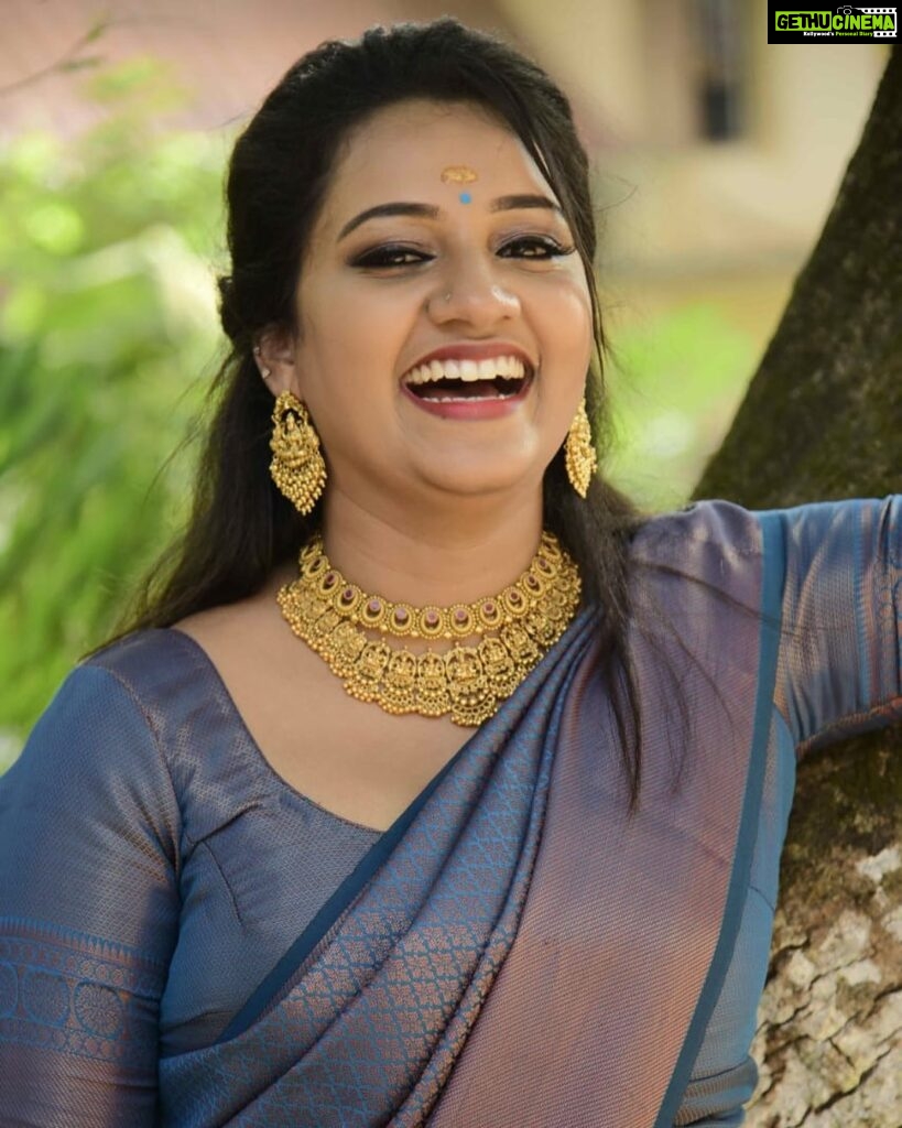 Pratheeksha G Pradeep Instagram - Smile 💙💜 . . Pic @itzme_allu Saree @collections.cathys Jewl @aswa_plaza_