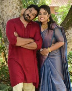 Pratheeksha G Pradeep Instagram - With Rakhu…😍😍
.
.
@kiranviswanathaniyer 
Pic @itzme_allu 
Jewl @aswa_plaza_ 
Saree @collections.cathys