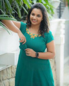 Pratheeksha G Pradeep Instagram - 💚💚💚😃
.
.
@shijithphotography 
@for_ever_designs 
@life_beauty_salon_bridalmakeup