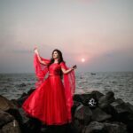 Pratheeksha G Pradeep Instagram - Happy Valentine’s Day….❤️❤️❤️ Pic @_lalu_photography_ Makeup @greenlife_divyarun Coustum @nova_fashion_boutique_by_brind Kovalam Beach