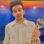 Pravisht Mishra Instagram – BEST ACTOR  MALE ✨🧿

Firsts are always special! 

Gratitude fills my heart as I accept this incredible honor of the Best Actor Male award. I am deeply humbled and profoundly thankful for this recognition @the_indian_telly_awards 

Words cannot express the depth of my gratitude to the incredible makers of Banni Chow Home Delivery @starplus  @shashisumeetproductions 
 
Thankyou @shashisumeet Maam 🤍 @sumeetm  sir🤍 your unwavering belief in me and your tireless dedication to bringing this show to life have been instrumental in the success. From the very beginning, you entrusted me with this challenging role, and I am forever grateful for the opportunity to showcase my craft under your guidance. Your unwavering support, creative vision, and meticulous attention to detail transformed this into something truly remarkable. I am honored to have been a part of this exceptional journey. This award is a testament to your vision and efforts and the magic you created. Thank you for your belief in my abilities and for giving me a platform to shine. I am deeply indebted to you and look forward to continuing our collaboration in the future. Truly, Thank you for everything

This award is a tribute to OUR collective effort
@jaladhsharma : Nothing would have been possible without you sir!
@prashrathi : You, your words have always been and continue to be a source of inspiration for me. Thank you for everything 
@jitender_1408 @somani_sheetal  @tarlok_rooprai for your constant, unwavering, genuine love and support 
@ulkagupta : For being the amazing person, co actor, teacher, critique, supporter that you were!
@chawlarajendra : For so much more that can be put into words, you Daddu, are a feeling to Yuvaan, an emotion to me

A heartfelt thank you to @parvati_sehgal @vishaalpuri @harshvasishth (the first person to say I deserve an award for the performance, even when I didn’t believe) @aroraprity @anand2143 (for being the source of purity and optimism) @guptainji @palakagrawal123  @poojaa_singh_  @anushka_merchande @nikhat3628 Ma’am 🤍 @reenachopra @dopmanishsharma @arjitaneja bhai🤍
Manish Khatri bhai! 
Vidyaprakash Singh Saahab
