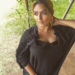 Prayaga Martin Instagram - Sunny day. 🥵 Earrings @aditi_bhatt Kaftan @yashvardhan.india Curation @mycupofteaindia • MUA @makeupbymehasantosh Assisted by @hairstylesbyjefry Kerala