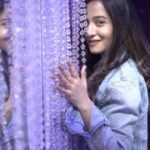 Preetika Rao Instagram - Monday BLUES !! 🔉 . . . . #dilbar #styles #trends #bluedenim #denimjacket #reels #reelsinstagram #discoveronreels #status #viralpost #india #preetikarao #actor #techpanda India
