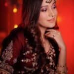 Preetika Rao Instagram - Reels I'm reeling many Lifetimes in one! 🎬 Mere Maula 🧿❤ Jewelry @nizamizewar Designer @aatarahindia Makeup: @glamup_by_farah . . . #reels #trendingreels #bridalmakeup #bridallehenga #indianwedding #colorstv #preetikarao #beintehaa