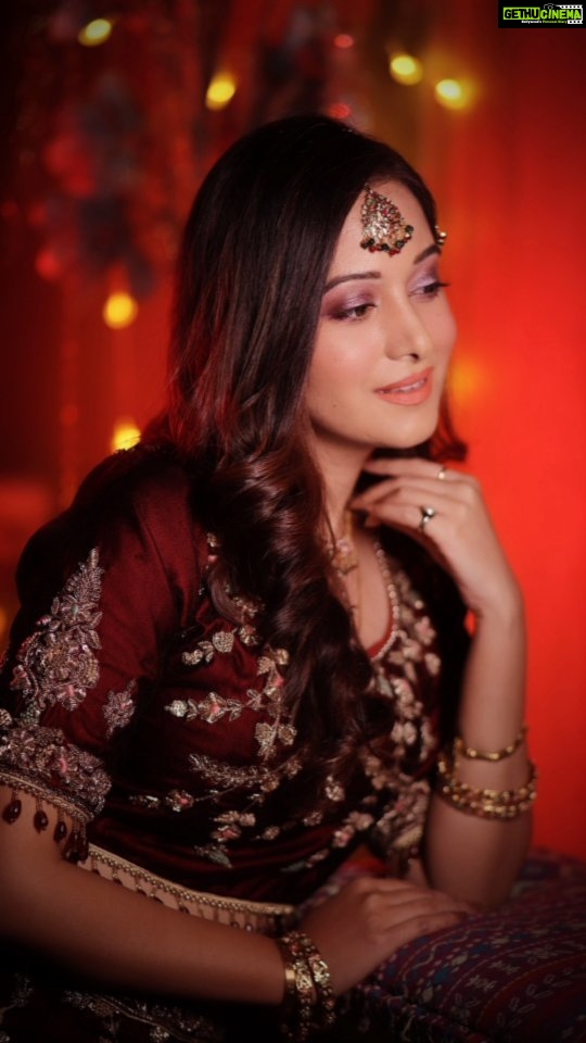 Preetika Rao Instagram - Reels I'm reeling many Lifetimes in one! 🎬 Mere Maula 🧿❤ Jewelry @nizamizewar Designer @aatarahindia Makeup: @glamup_by_farah . . . #reels #trendingreels #bridalmakeup #bridallehenga #indianwedding #colorstv #preetikarao #beintehaa