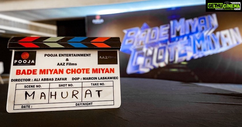 Prithviraj Sukumaran Instagram - Let the drum rolls begin! We commence the journey of Bade Miyan Chote Miyan' with @Akshaykumar @Tigerjackieshroff and me, directed by @aliabbaszafar. Absolutely ecstatic and excited! @vashubhagnani @jackkybhagnani @deepshikhadeshmukh @iHimanshuMehra @AAZFILMZ #PoojaEntertainment