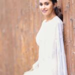 Priya Bhavani Shankar Instagram - ✌🏼🤍 Styling @razak_creations Make up @makeupmaliksam Hair styling @arupre_makeup_artist Photography @arunprasath_photography