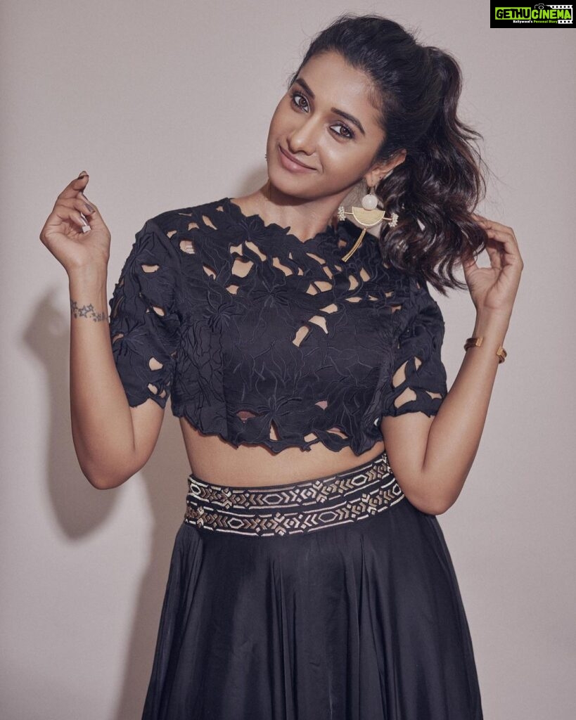 Priya Bhavani Shankar Instagram - Wishing you all an amazing year ahead 🖤 Happy Happy New Year to all of us! 🤗 Outfit:- @Maddermuch Acessories:- @suhanipittie Styling :- @shefalideora_ Assistant:- @Justmahnaz Photography : @arifminhaz Hyderabad,india