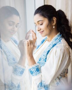 Priya Bhavani Shankar Instagram - 🙋🏻‍♀️ if you crawled your way into Sunday 

PC: @arunprasath_photography 
Styling: @niru05_raghupathy 
Outfit: @bykaveri
Jewels: @shopreinstudio
Footwear: @charleskeithofficial
Make up: @makeupmaliksam 
Hair: @koduruamarnath