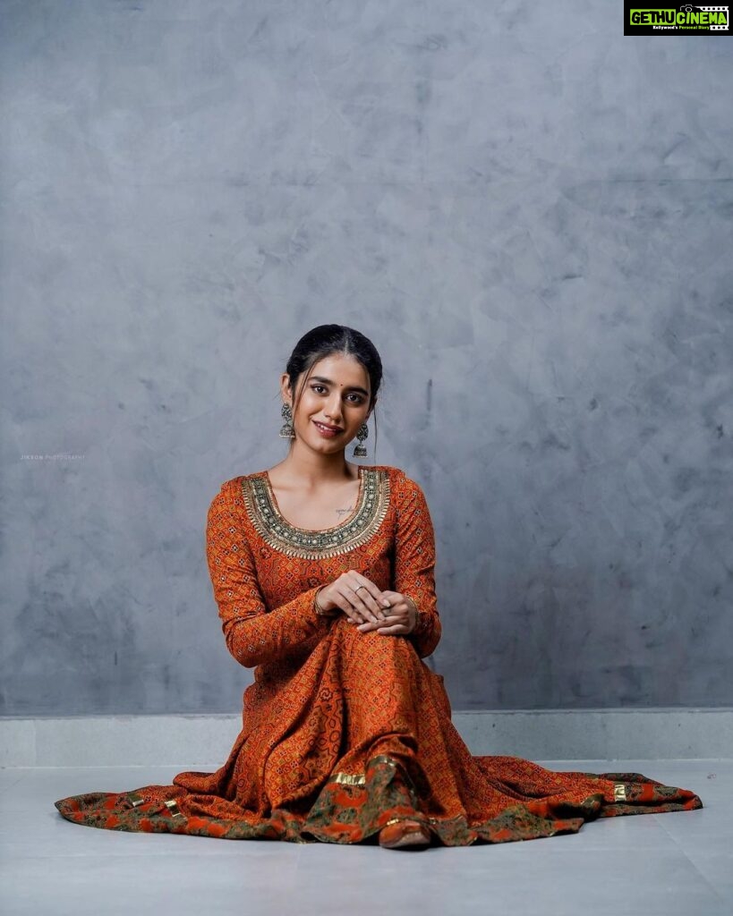 Priya Varrier Instagram - ஒரு தெய்வம் தந்த பூவே…🥀 Outfit: @jugalbandhi Styling: @styledbysmiji Pc: @jiksonphotography HMU: @neethu_makeupartist