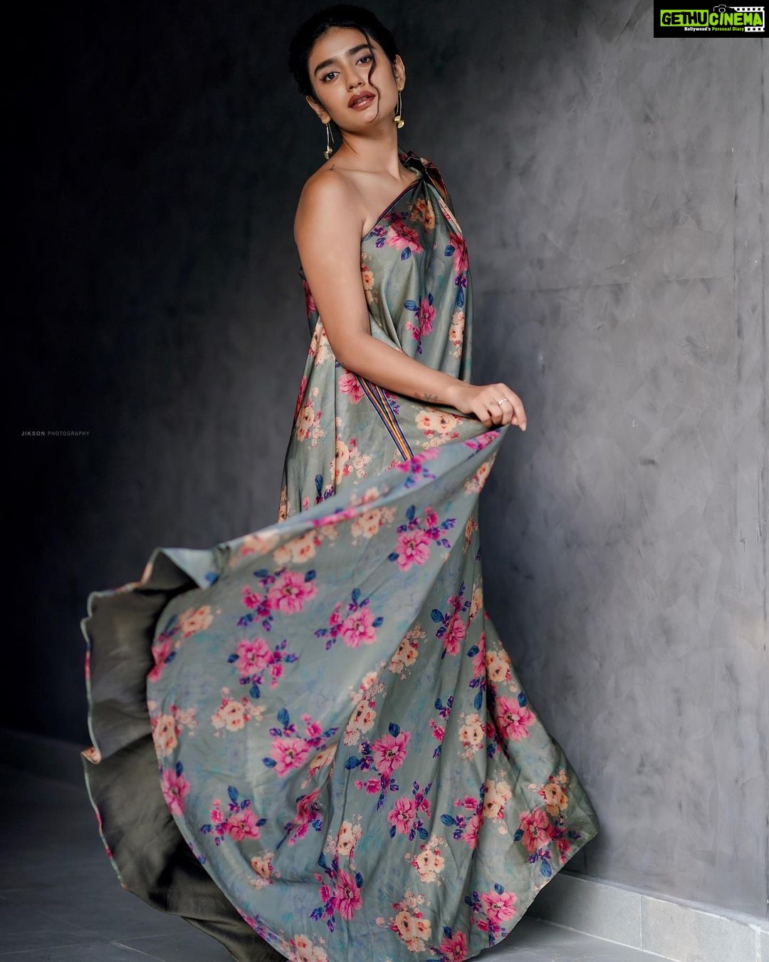 Priya Varrier Instagram - 🌸 Outfit: @designs_by_lis Styling: @styledbysmiji Photography: @jiksonphotography HMU: @neethu_makeupartist Jewellery: @leah_palathinkal