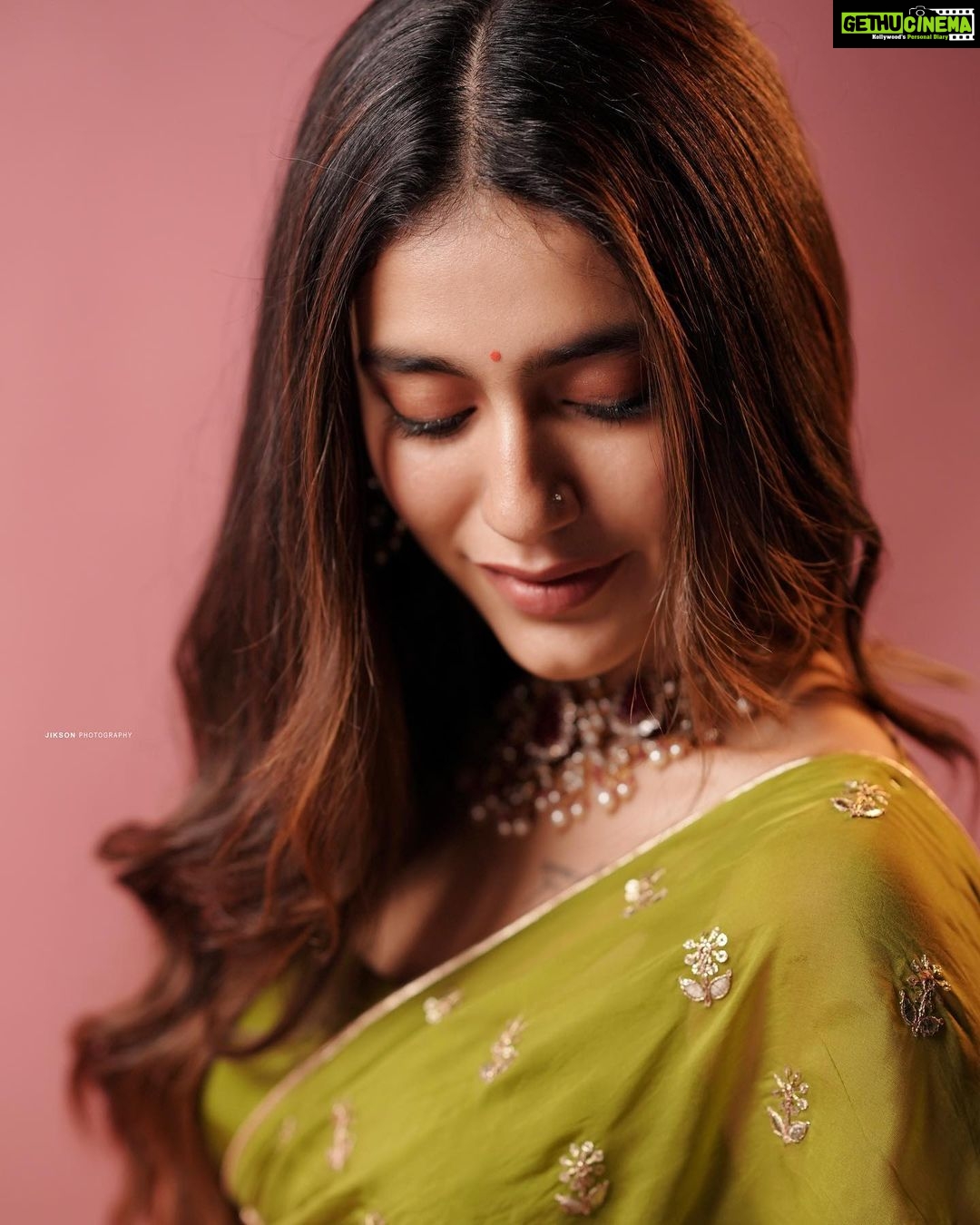 Priya Varrier Instagram - 🌻