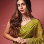 Priya Varrier Instagram - Dekho,but pyaar se!💚 Stylist: @asaniya_nazrin Photography: @jiksonphotography Jewellery: @ttdevassy Outfit: @khajuraho_boutique_ HMU: @touchbysire Studio: @thehouseofloc