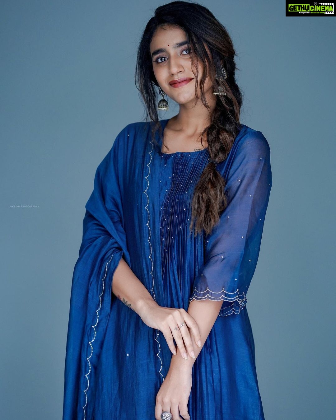 Priya Varrier - 662K Likes - 💙
Outfit: @silpaa.in
Styling: @styledbysmiji
Pc: @jiksonphotography
HMU: @neethu_makeupartist