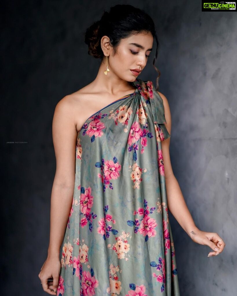Priya Varrier Instagram - 🌸 Outfit: @designs_by_lis Styling: @styledbysmiji Photography: @jiksonphotography HMU: @neethu_makeupartist Jewellery: @leah_palathinkal