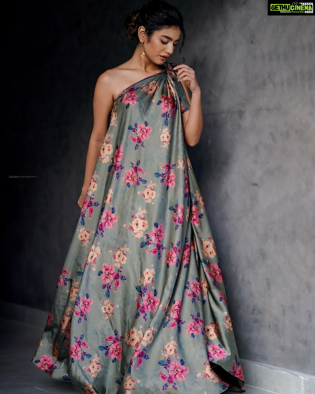 Priya Varrier Instagram - 🌸 Outfit: @designs_by_lis Styling: @styledbysmiji Photography: @jiksonphotography HMU: @neethu_makeupartist Jewellery: @leah_palathinkal
