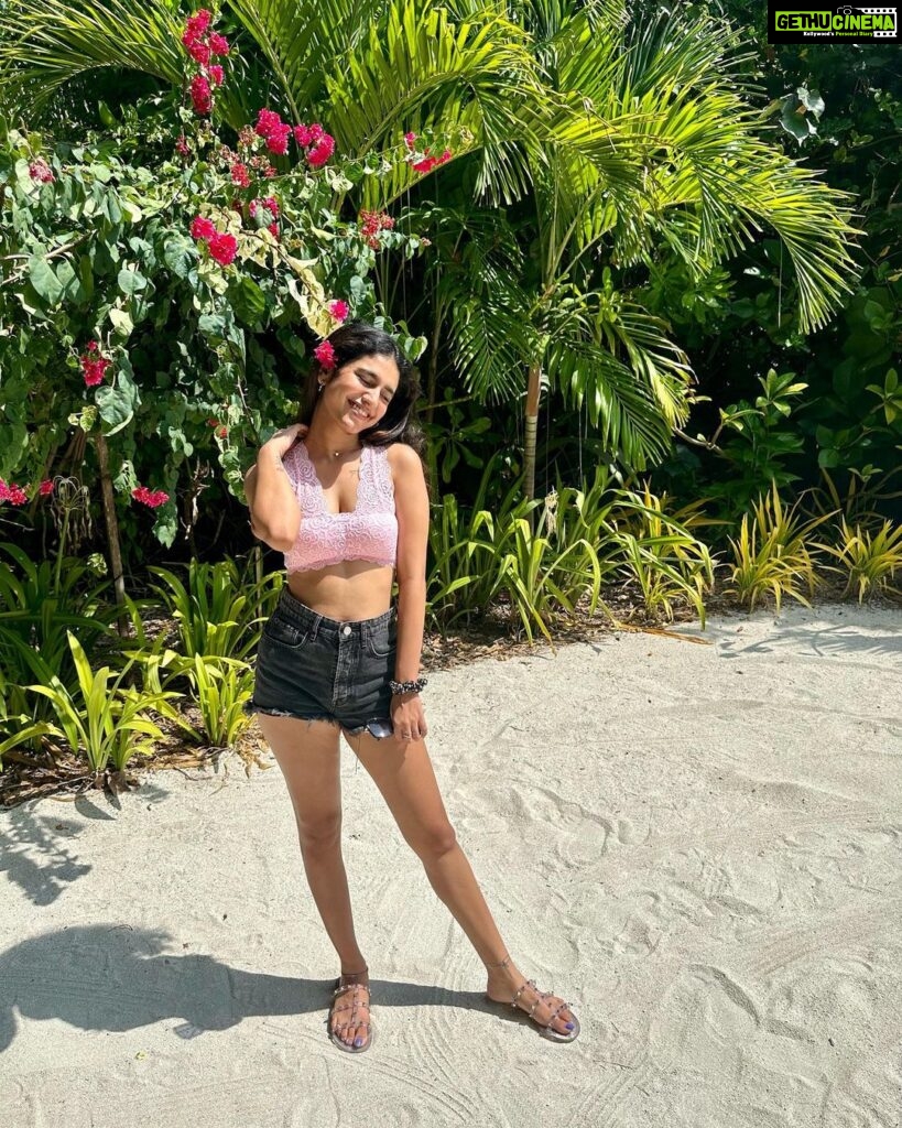 Priya Varrier Instagram - 🌸🍒🌺💗🍓🎀🌷🍑🍭 Maldives