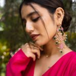 Priya Varrier Instagram – “गुलाबी आँखें”💗

Photographer: @premsampaul 
Styling: @stylebysmiji
Wearing: @kalaakaari 
HMU: @neethu_makeupartist 
Styling Assistant: @siraj_saleem_