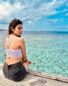 Priya Varrier Instagram - So this is what “Heaven on Earth” looks like!🌊
It’s been such a lovely experience here @dhigalimaldives and special thanks to the amazing team @pickyourtrail for curating the whole trip for me.💙
The water baby in me would be eternally grateful!🐬