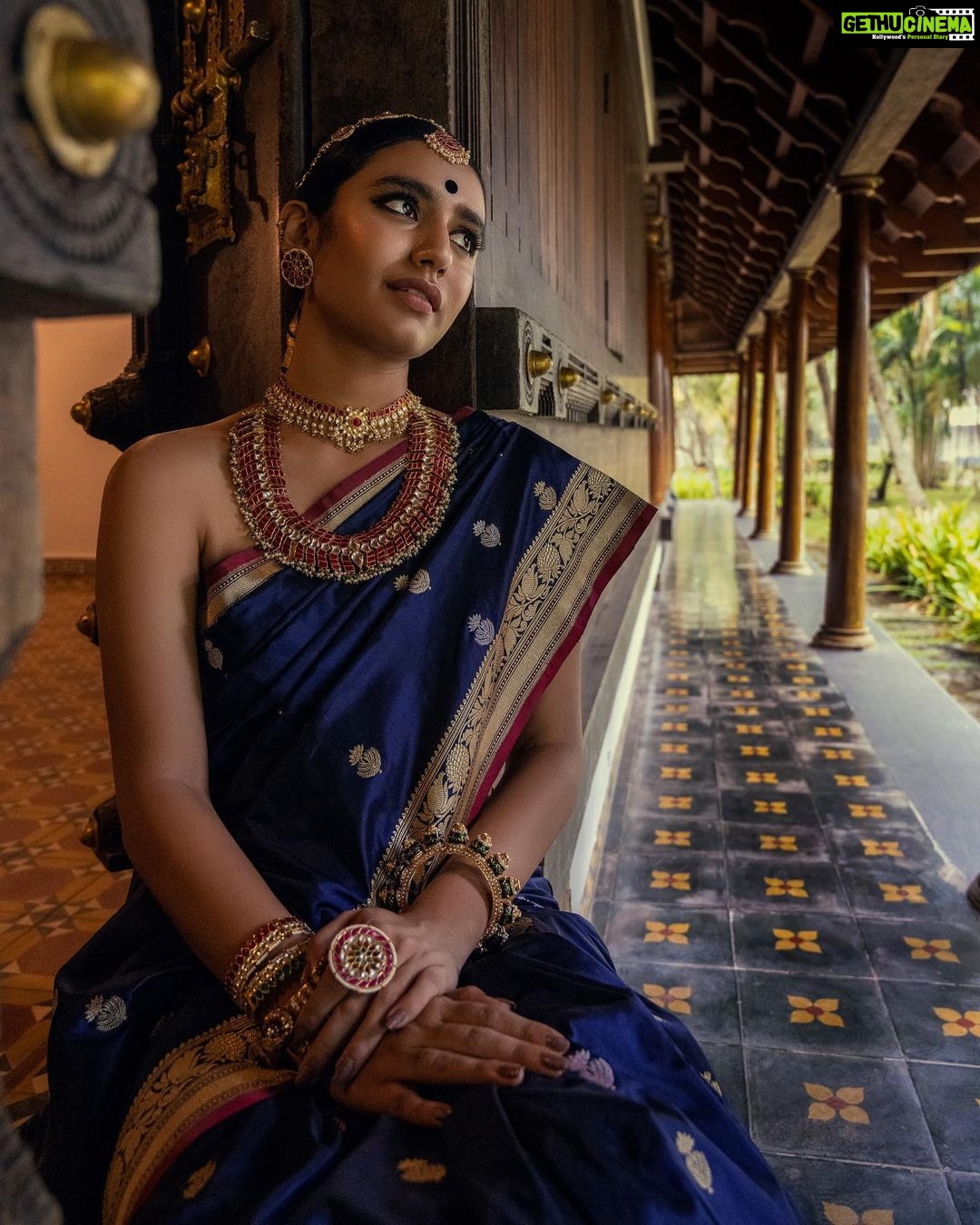 Priya Varrier Instagram - அரசி🪷