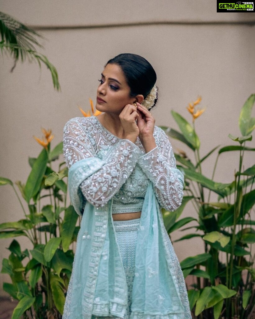 Priyamani Instagram - In a world full of trends …sometimes a woman just needs to wear something classic ❤️❤️❤️ Outfit : @asopalav Styling : @mehekshetty ❤️❤️ 📸 : @lala_photuwale MUH : @pradeep_makeup @shobhahawale #mickgotadi #traditionalwear #instalike #shaadi