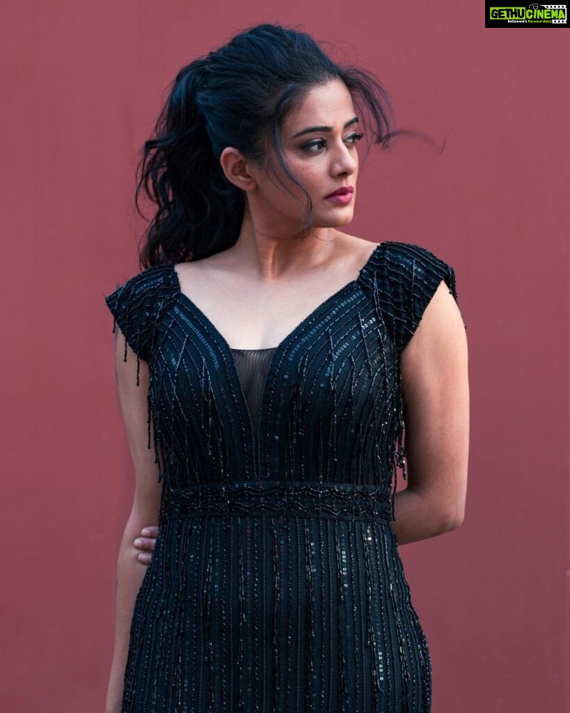 Priyamani Instagram - Life is not always black or white…. But …there’s no harm in wearing it 🖤🖤🖤 Outfit : @majesticbyjapnah Styling : @mehekshetty ❤️❤️ 📸: @tanushkaan MUH : @pradeep_makeup @shobhahawale #mickgotadi #stayblessed #cocktailparty #lovethislook