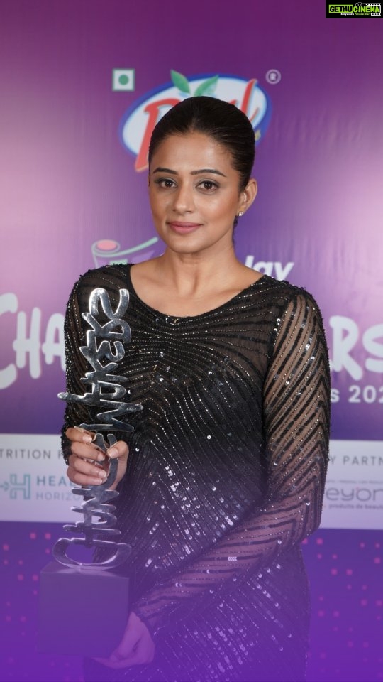 Priyamani Instagram - Congratulations @pillumani for winning the title of ‘All rounder Of The Year’ 🏆🚀 The woman with the most precious smile shined bright at the OTTplay ChangeMakers Awards Night 💜✨ . Real Fruit Juices & Beverage Presents #OTTplayChangeMakers Awards 2023 @realjuices . Associate Sponsors @healthhorizonsindia 🏥 @greyon_cosmetics 💅💄 @dpaulstravel 🧳✈️ . . . . #RealJuices #RealActiv #HealthHorizons #DPauls_Travel #GreyOnCosmetics #OTTplay #OTTplayPremium #MazeyKaroMultiply . . #PriyaMani #Paruthiveeran #Jawan #Chaarulatha #Ragada #Bollywood #Bhamakalapam #TollywoodMovies