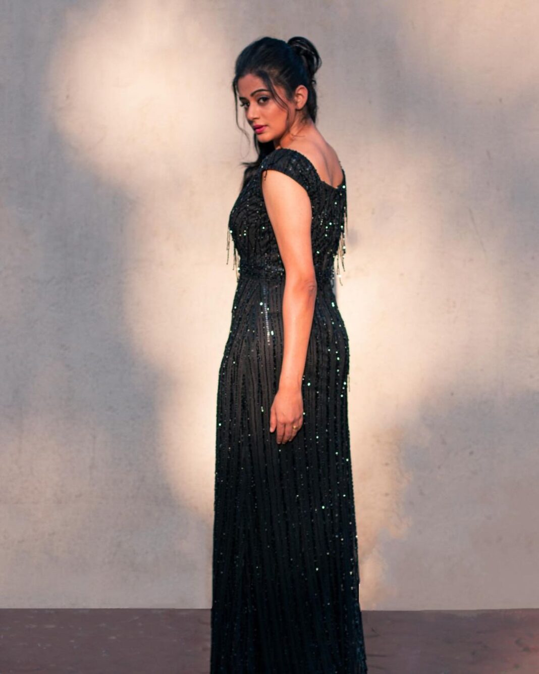 Priyamani Instagram - Life is not always black or white…. But …there’s no harm in wearing it 🖤🖤🖤 Outfit : @majesticbyjapnah Styling : @mehekshetty ❤️❤️ 📸: @tanushkaan MUH : @pradeep_makeup @shobhahawale #mickgotadi #stayblessed #cocktailparty #lovethislook