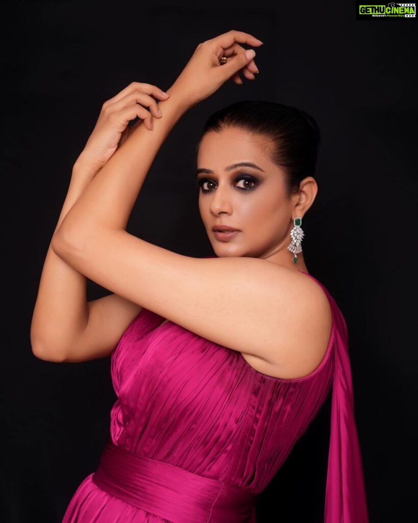 Priyamani Instagram - She should either be a work of art or wear a work of art .. Oscar Wilde Outfit : @the_simsstudio @seema_patel30 Styling : @mehekshetty ❤️❤️ Earrrings : @adinath_fashion 📸: @arunkummar_portraits Retouched : @v_capturesphotography MUH : @makeupby_yadhu @aruna_makeup_hair #chittarastarawards2023 #gown💕 #lovemyjob #gratitude🙏