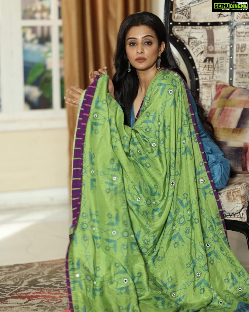 Priyamani Instagram - Be a classy woman with a little bit of hood and a lot of good in you ❤️❤️❤️ Outfit : @uddstories Styling : @mehekshetty ❤️ MUH : @pradeep_makeup @shobhahawale #sarvamshakthimayam🔯 #zee5 #june9th