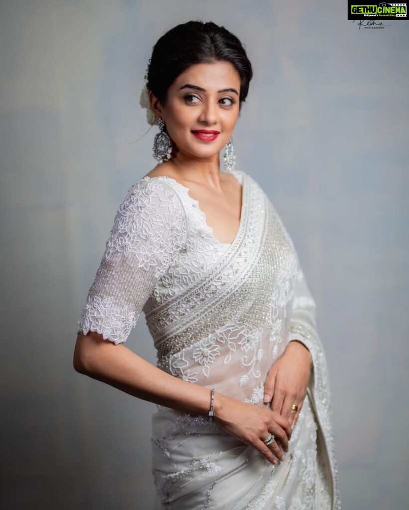 Priyamani Instagram - A woman in a white dress may look calm on the outside but has all the hidden energy and sensuality on the inside 🤍🤍🤍🤍🤍 Saree : @varunchakkilam Styling : @stylebyannapurna Jewellery : @thetrinkaholic 📸 : @they_call_me_keshu MUH: @pradeep_makeup @shobhahawale Personal assistant: @prasad_idiot #custodyfromtoday #whitesareelove