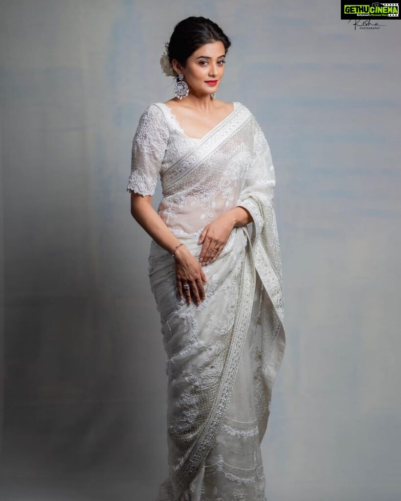 Priyamani Instagram - A woman in a white dress may look calm on the outside but has all the hidden energy and sensuality on the inside 🤍🤍🤍🤍🤍 Saree : @varunchakkilam Styling : @stylebyannapurna Jewellery : @thetrinkaholic 📸 : @they_call_me_keshu MUH: @pradeep_makeup @shobhahawale Personal assistant: @prasad_idiot #custodyfromtoday #whitesareelove